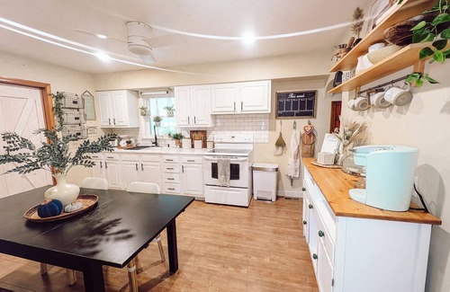 Charlestown House | The Quaint Cottage near Louisville and popular attractions