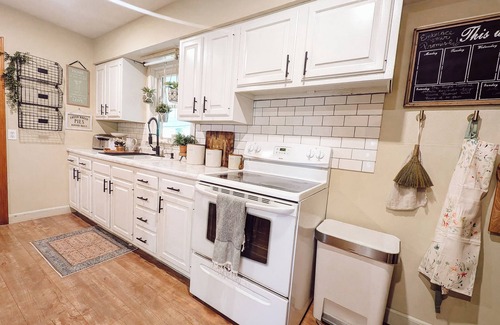 Charlestown House | The Quaint Cottage near Louisville and popular attractions