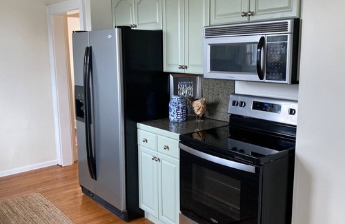 Quincy House | The Quincy Cottage.centrally located in the heart of Quincy, Illinois!