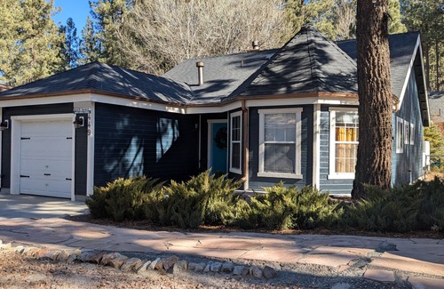Big Bear Lake Cabin | The Quiz Cottage + Games & BBQ Outdoor Area!