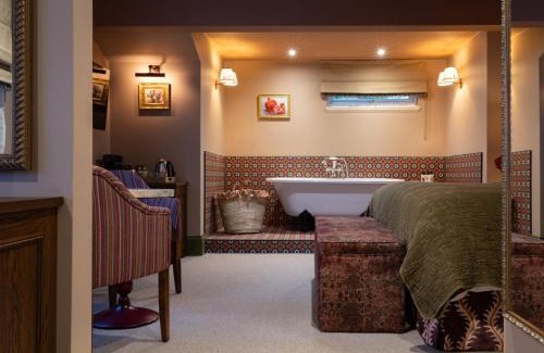 Chilworth Hotel | The Ragged Robin - A Heartwood Inn