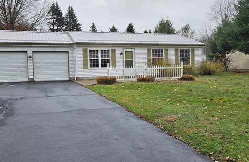 Howland Corners House | The Ranch on Raccoon with AC, wifi, deck, 2 car garage -near Avalon Grand Resort