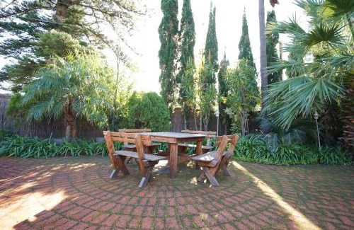 Glenelg South House | The Red Door: Expansive Home/Pool/4 BR w Ensuites