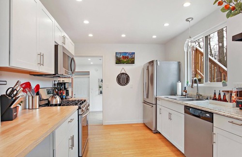 Lauderdale Lakes House | The Red Lodge - Unique Gem Near Lakes with Game Room and Hot Tub!