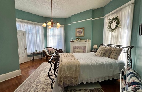 Guthrie Bed & Breakfast | The Redbud Room at The Judges Chambers
