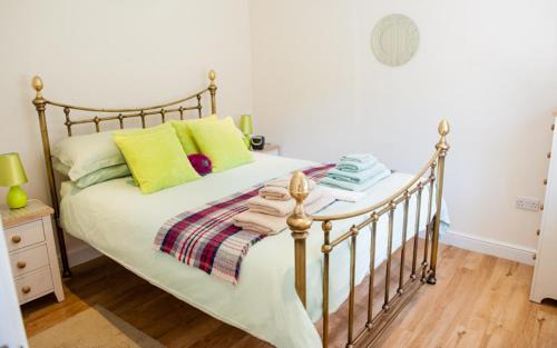 Raymonds Hill House | The Retreat, own hot tub, romantic escape, near Lyme Regis