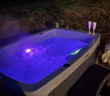 Raymonds Hill House | The Retreat, own hot tub, romantic escape, near Lyme Regis