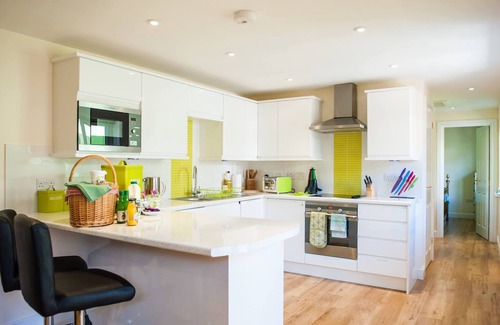 Raymonds Hill Cottage | The Retreat, Romantic Oasis with Hot Tub, close Jurassic Coast Lyme Regis