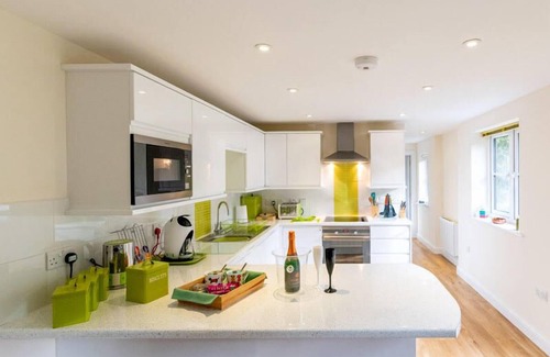 Raymonds Hill Cottage | The Retreat, Romantic Oasis with Hot Tub, close Jurassic Coast Lyme Regis