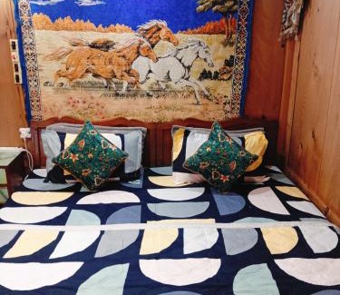 Dal Lake Bed & Breakfast | The Retreet Houseboat