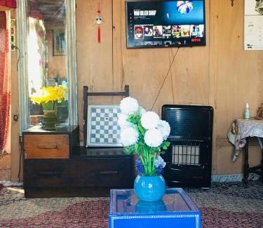 Dal Lake Bed & Breakfast | The Retreet Houseboat