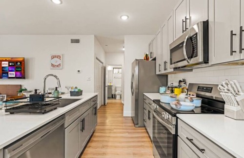 Cityplace Apartment | The Retro Room - 1BR - 2 Beds - 7 min DT & D Ellum