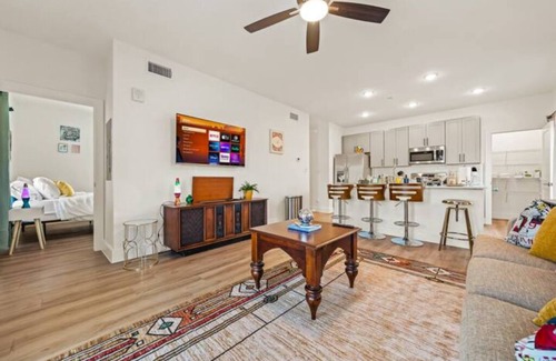Cityplace Apartment | The Retro Room - 1BR - 2 Beds - 7 min DT & D Ellum