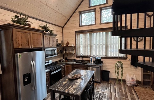 Whitesboro Cabin | The Rideout-5 min from the trails