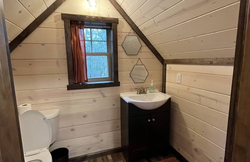 Whitesboro Cabin | The Rideout-5 min from the trails