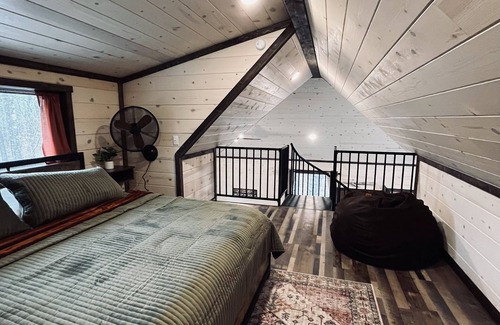Whitesboro Cabin | The Rideout-5 min from the trails