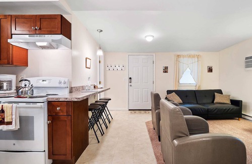 Geneva-on-the-Lake Cottage | The Riesling Cottage - GOTL Strip - Cozy & Quaint