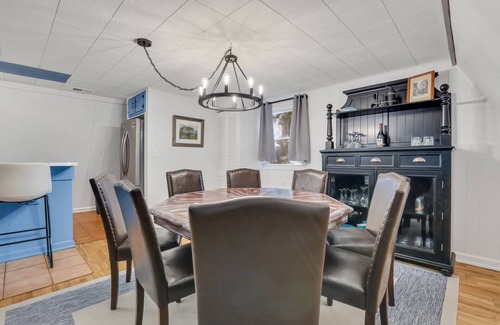 Townsend House | The River Hut, A Charming 3-Bed 3 BA House and Bunk House with Deep Water Dock!