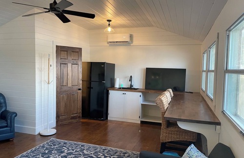 Townsend House | The River Hut, A Charming 3-Bed 3 BA House and Bunk House with Deep Water Dock!