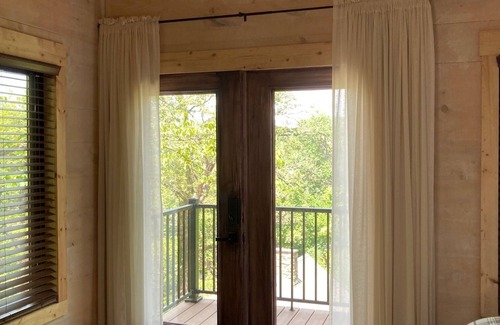 Nixa Cabin | The Riverbirch Treehouse-close to town yet steps away from total wilderness
