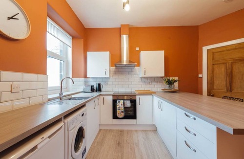 Tillicoultry Condo | The Riverside Apartment (free parking)