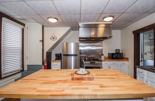 Friendsville House | The Riverside - Stay on the River - 15 minutes to Deep Creek and Wisp!