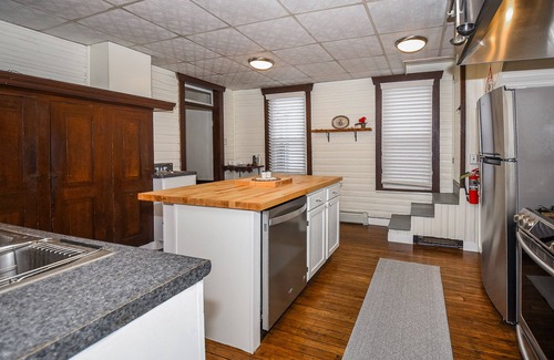 Friendsville House | The Riverside - Stay on the River - 15 minutes to Deep Creek and Wisp!