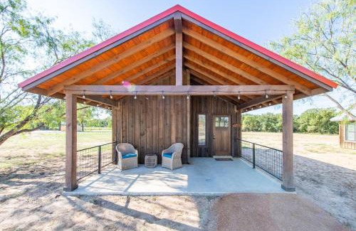 Elm Mott Ski Chalet | The Roadrunner Cabin 15MIN to Magnolia Baylor