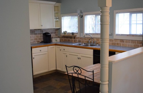Old Town Cottage | The Robin's Egg -Walk to the Village!