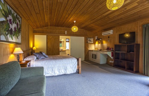 Takaka Hotel | The Rocks Chalets