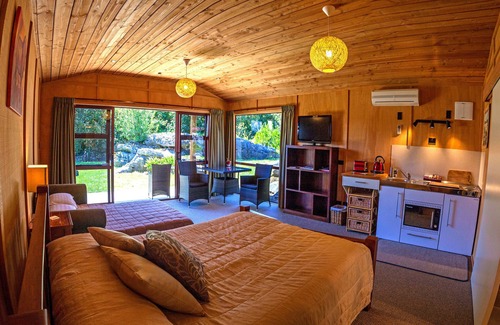 Takaka Hotel | The Rocks Chalets