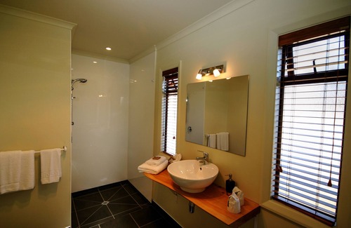 Takaka Hotel | The Rocks Chalets