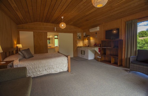 Takaka Hotel | The Rocks Chalets