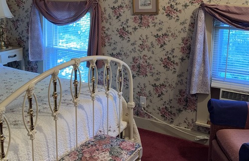 Brockport Bed & Breakfast | The Rose Room at The Victorian