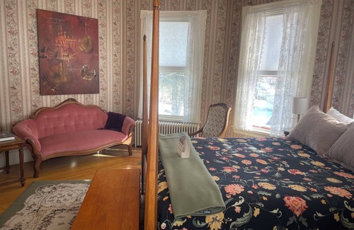 Guilford Bed & Breakfast | The Rose Room - Queen Bed - The Guilford Bed & Breakfast