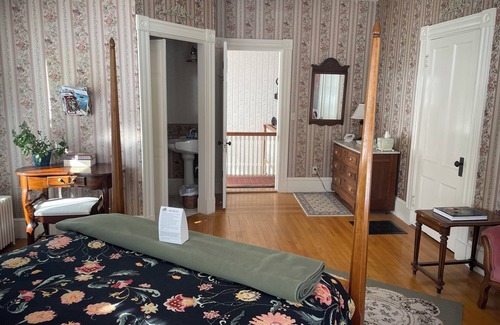Guilford Bed & Breakfast | The Rose Room - Queen Bed - The Guilford Bed & Breakfast
