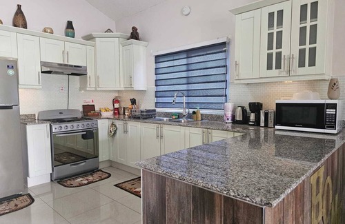 Kingston House | The Royal Villa by Caymanas Country Club Estate
