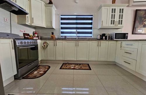 Kingston House | The Royal Villa by Caymanas Country Club Estate