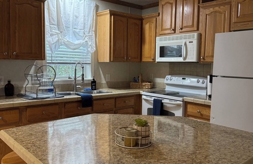 Royal House | The Royal RoadHousenCharming 2-bedroom house near Lake Ouachita