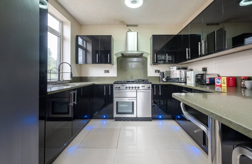 Worcester House | The Royal Worcester- 5 Bedrooms, Upto 10 Guests , Private Gated Parking.