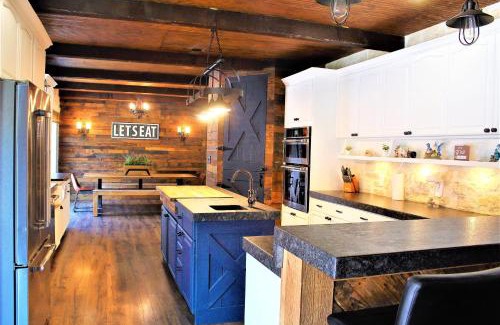 Cross Mountain House | The Rustic Inn - Family friendly, Close to Fiesta Texas, SeaWorld, Riverwalk and more
