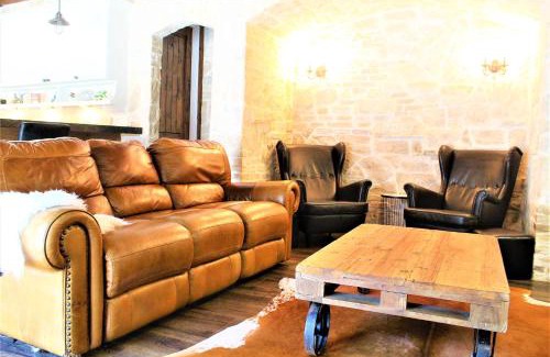 Cross Mountain House | The Rustic Inn - Family friendly, Close to Fiesta Texas, SeaWorld, Riverwalk and more