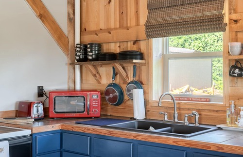 Kent Cabin | The Rustic Retreat: Elegant cabin with WiFi & AC in an enchanting location!