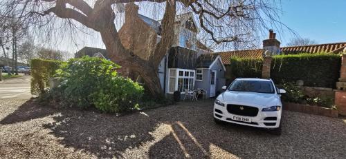 Grimsby House | The Saddlery Holiday Cottage - Near Wolds And Coast