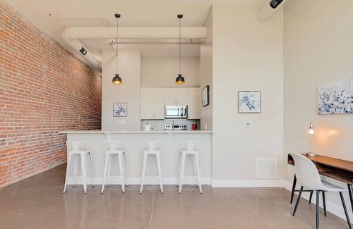 Newport News Apartment | ❤️The Safe House❤️Downtown Newport News!