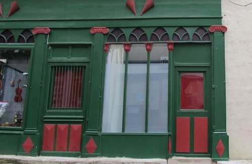 Montbard House | The Saint Paul duo at the entrance to Parc Buffon