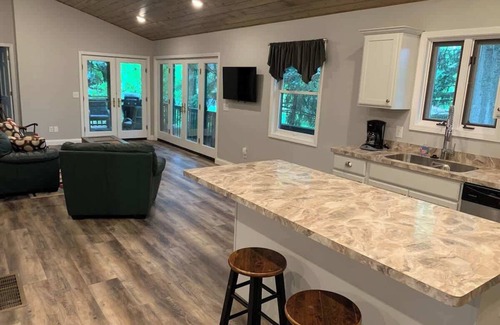 Ashtabula House | The Sansa Suite at Brants Apple Orchard