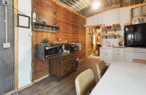 Hutchinson House | The Santa Fe Boxcar