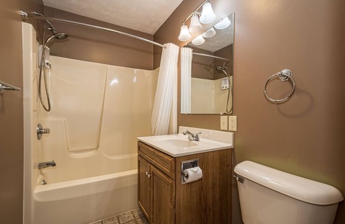 Farmington Hotel | The Sara Cochran | Jacuzzi Tub Historic Inn Room