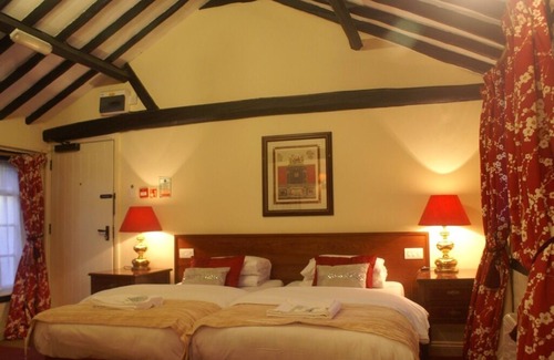 Amersham Bed & Breakfast | The Saracens Head